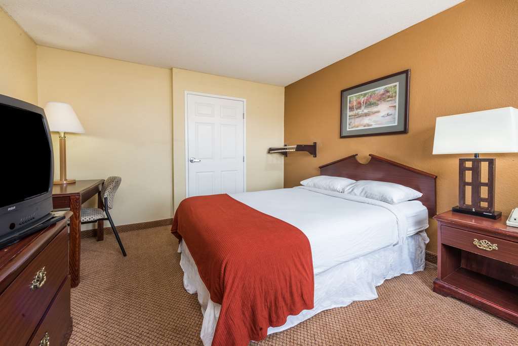 Super 8 By Wyndham Indianapolis/Ne/Castleton Area Hotel Bilik gambar